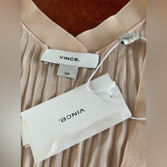 VINCE. Pleated Blouse Women’s S/P Sleeveless Silk Top V neck Dusty Rose NWT $295 - Picture 9 of 10
